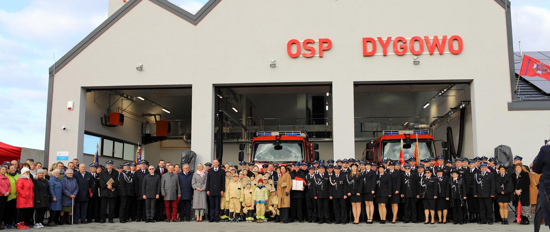 Okazały charakterystyczny budynek został 16 marca 2024 roku uroczyście przekazany społeczności strażackiej Dygowa