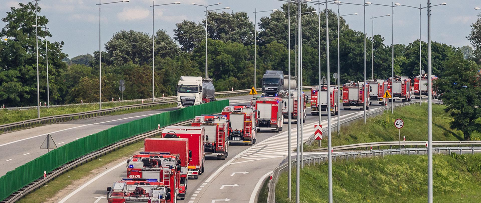 Konwój wozów ratowniczo-gaśniczych Państwowej Straży Pożarnej w drodze do Grecji.