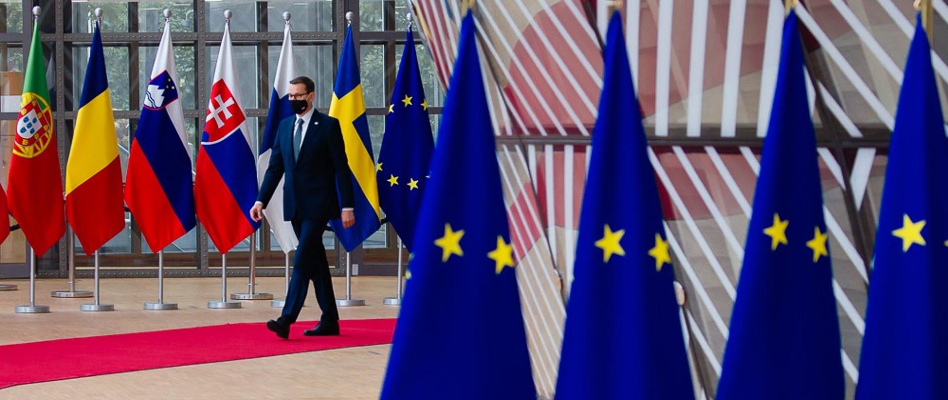 Premier Mateusz Morawiecki idzie w budynku Rady Europejskiej.