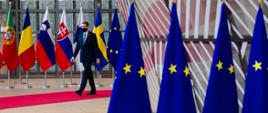 Premier Mateusz Morawiecki idzie w budynku Rady Europejskiej.
