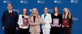 zdjęcia z przyznania stypendiów studentom medycyny