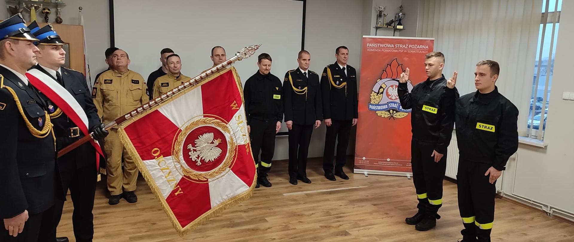 Strażacy składają ślubowanie, jest sztandar i funkcjonariusze