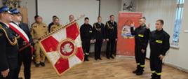 Strażacy składają ślubowanie, jest sztandar i funkcjonariusze