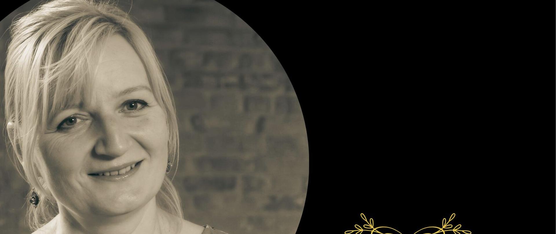 Plakat utrzymany jest w ciemnej, żałobnej kolorystyce, z czarnym tłem, dwiema zapalonymi świecami w dolnej części oraz sepia-tonowanym portretem kobiety umieszczonym w okrągłej ramie u góry. Obok fotografii widnieje imię i nazwisko Justyny Waćkowskiej z informacją o dacie śmierci – 1 lutego 2026 roku – zapisane elegancką, jasną typografią. Dolną część plakatu wypełnia cytat pożegnalny autorstwa ks. Jana Twardowskiego oraz logo Państwowej Szkoły Muzycznej I stopnia nr 1 w Kędzierzynie-Koźlu.