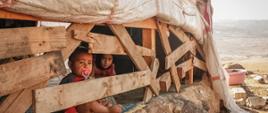 Uchodźcy syryjscy w Libanie dzieci w domu zbudowanym z desek