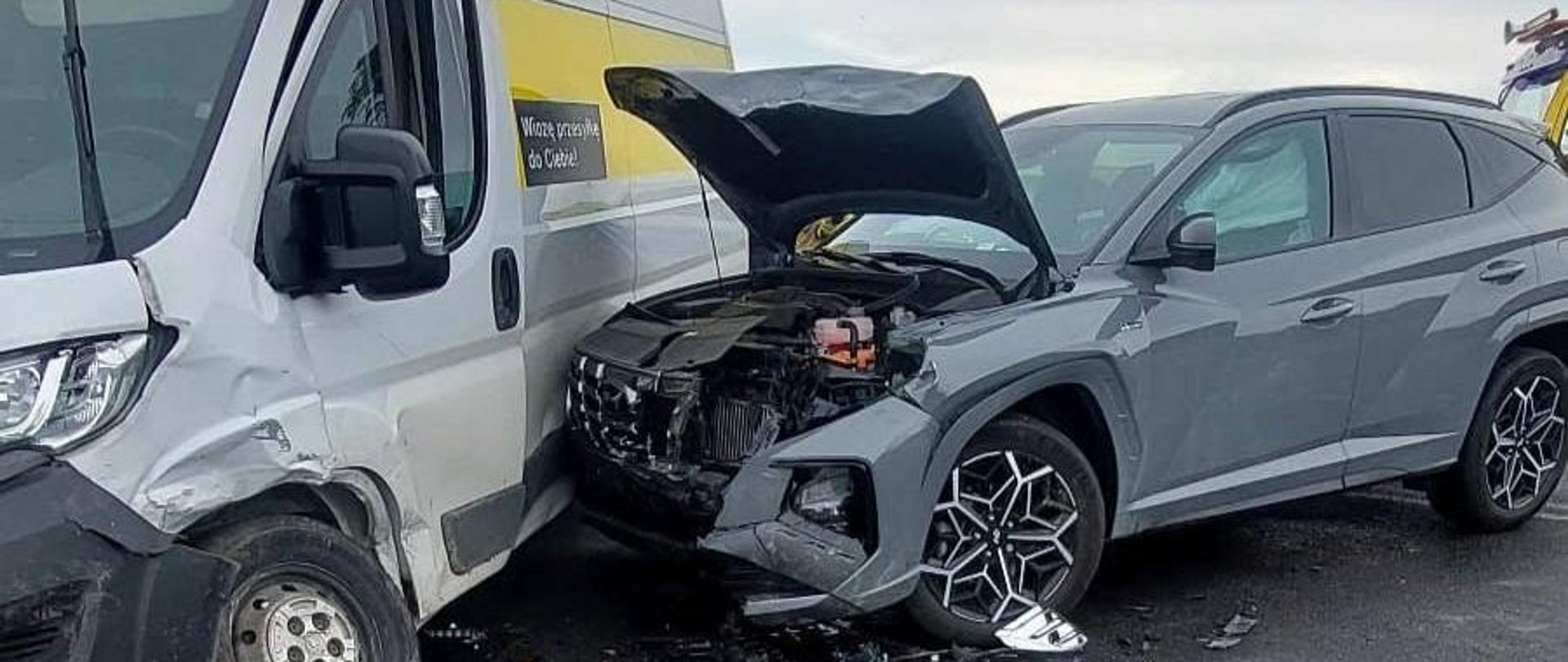 Dwa mocno uszkodzone samochody na drodze