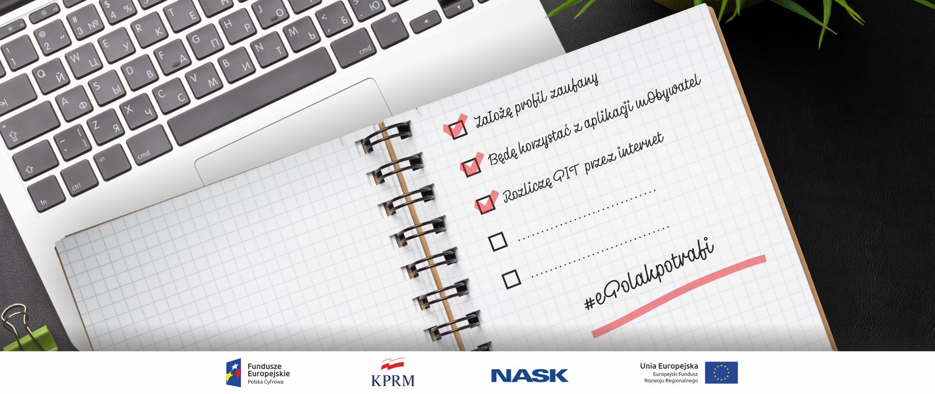 Laptop widziany z góry, na którego klawiaturze widać notes z punktami do odhaczenia: Założę profil zaufany, Będę korzystać z aplikacji mObywatel, Rozliczę PIT przez internet. Niżej: #ePolakpotrafi