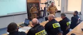 Na zdjęciu widać Komendanta Powiatowego PSP w Kolnie, Dowódcę JRG Kolno oraz strażaków OSP będących na szkoleniu dowódców.