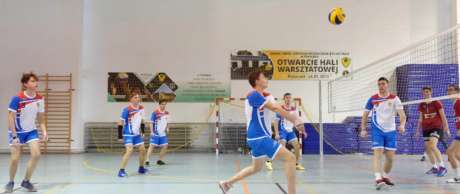 Uczniowie ZSCKR w Potoczku w czasie turnieju siatkarskiego.