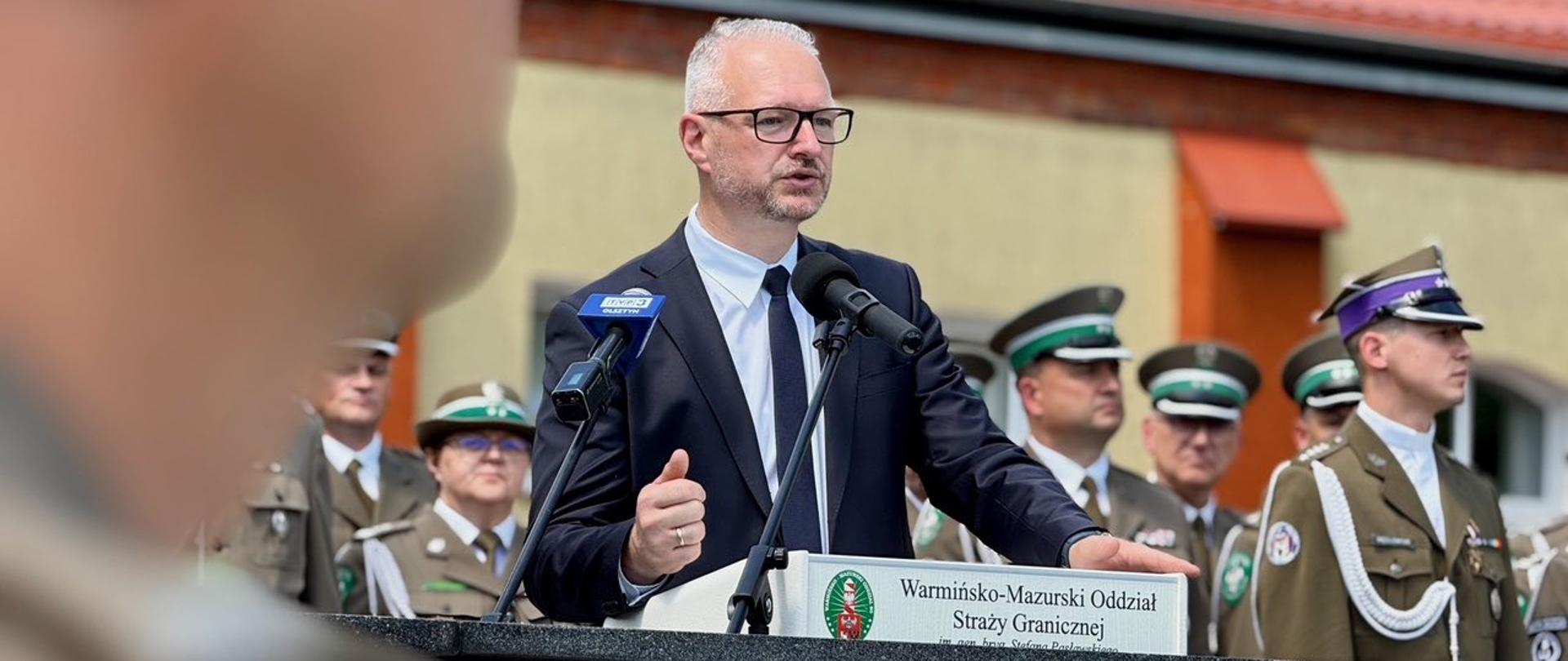 Wojewoda Radosław Król podczas ślubowania nowych funkcjonariuszy Straży Granicznej w Kętrzynie 