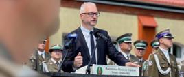 Wojewoda Radosław Król podczas ślubowania nowych funkcjonariuszy Straży Granicznej w Kętrzynie 
