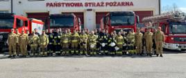 Na zdjęciu widoczni są wszyscy uczestnicy szkolenia oraz kadra przeprowadzająca szkolenie oraz egzamin. 