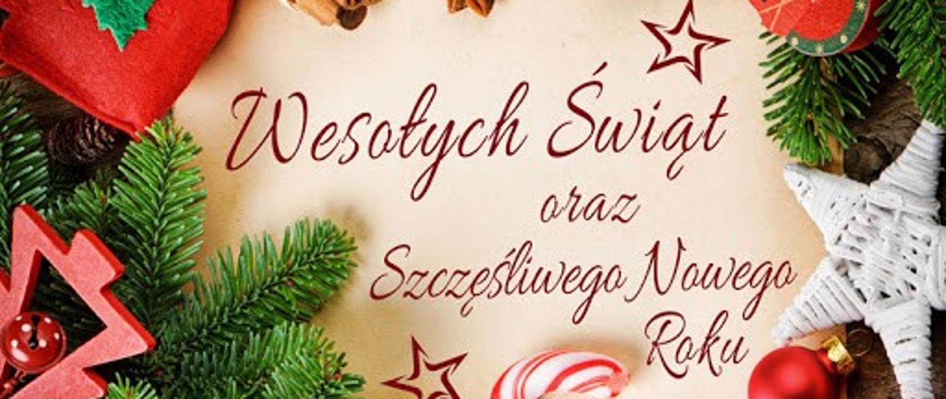 Zdjęcie na którym znajduje się napis z życzeniami Wesołych Świąt oraz Szczęśliwego Nowego Roku. Napis znajduje się na beżowym tle i otoczony jest świątecznymi przedmiotami takimi jak gwiazdki, bombki, choinka, szyszka, gałązki choinki