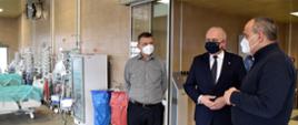 Wojewoda Lubuski wspólnie z prezesem i wiceprezesem szpitala w czasie wizyty na oddziale szpitalnym
