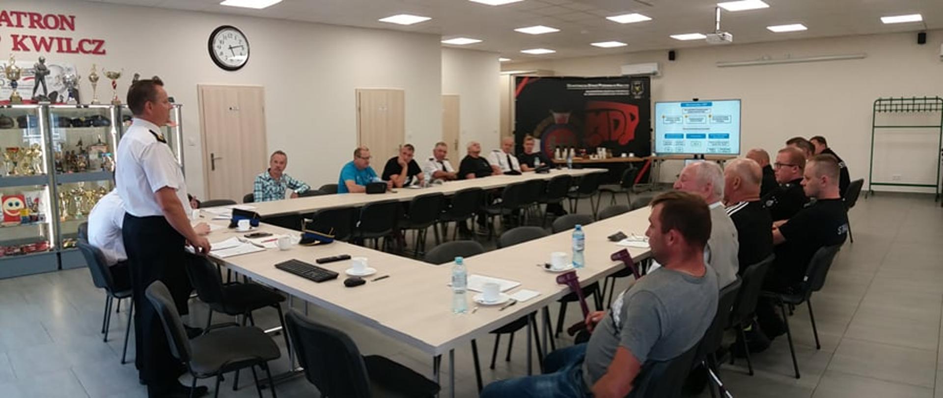 Zdjęcie przedstawia strażaków z OSP uczestniczących w spotkaniu informacyjnych dotyczącym nowego programu szczepień #SzczepimySię z OSP.