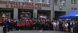 Zdjęcie grupowe uczestników uroczystości przed remizą strażacką