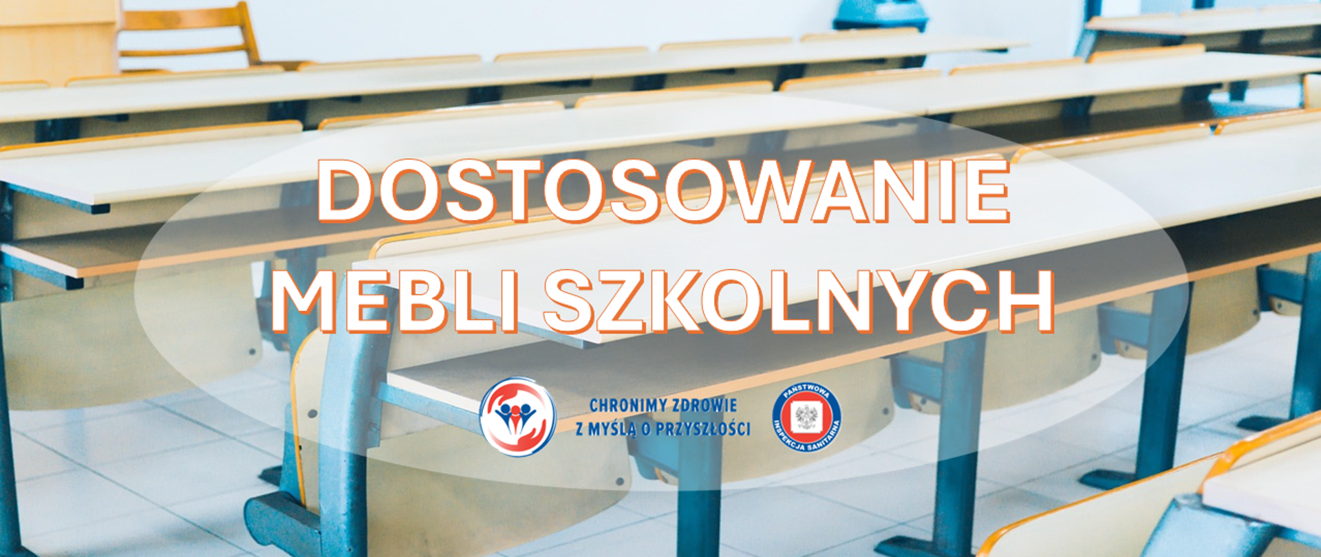Puste szkolne ławki i krzesła ustawione w rzędach w jasnej sali lekcyjnej. Na środku nałożony napis ‘Dostosowanie mebli szkolnych’. U dołu widoczne są dwa logotypy Państwowej Inspekcji Sanitarnej wraz z hasłem: "Chronimy zdrowie z myślą o przyszłości"