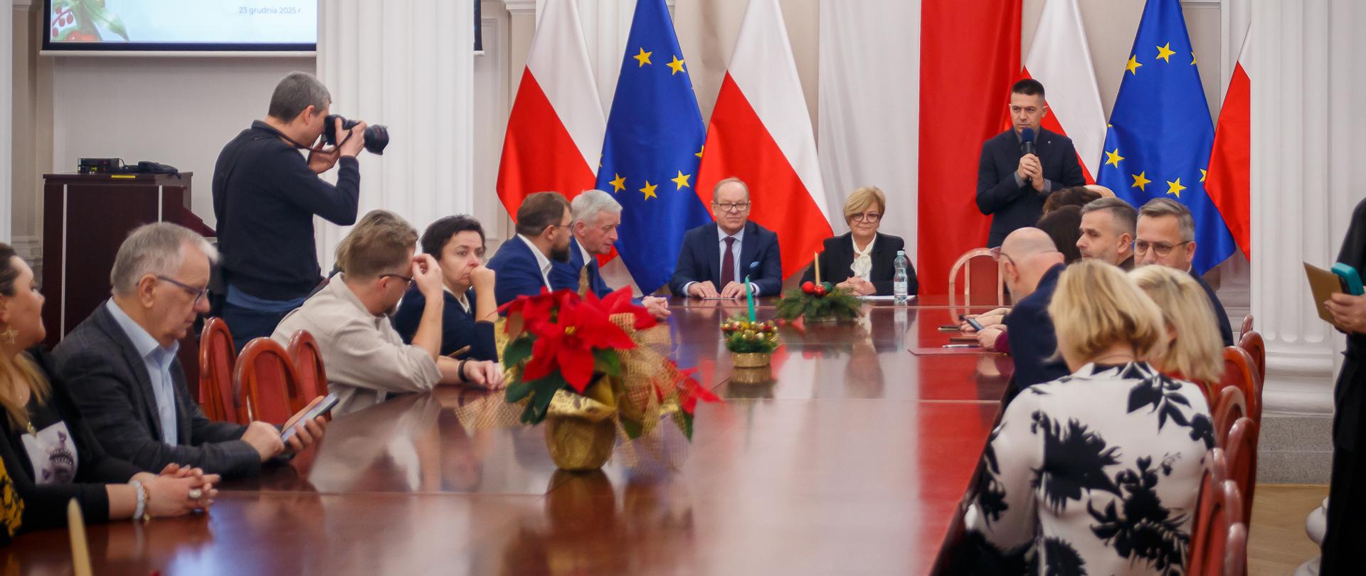 Zdjęcie przedstawia dziennikarzy podczas spotkania z wojewodą Teresą Kubas-Hul