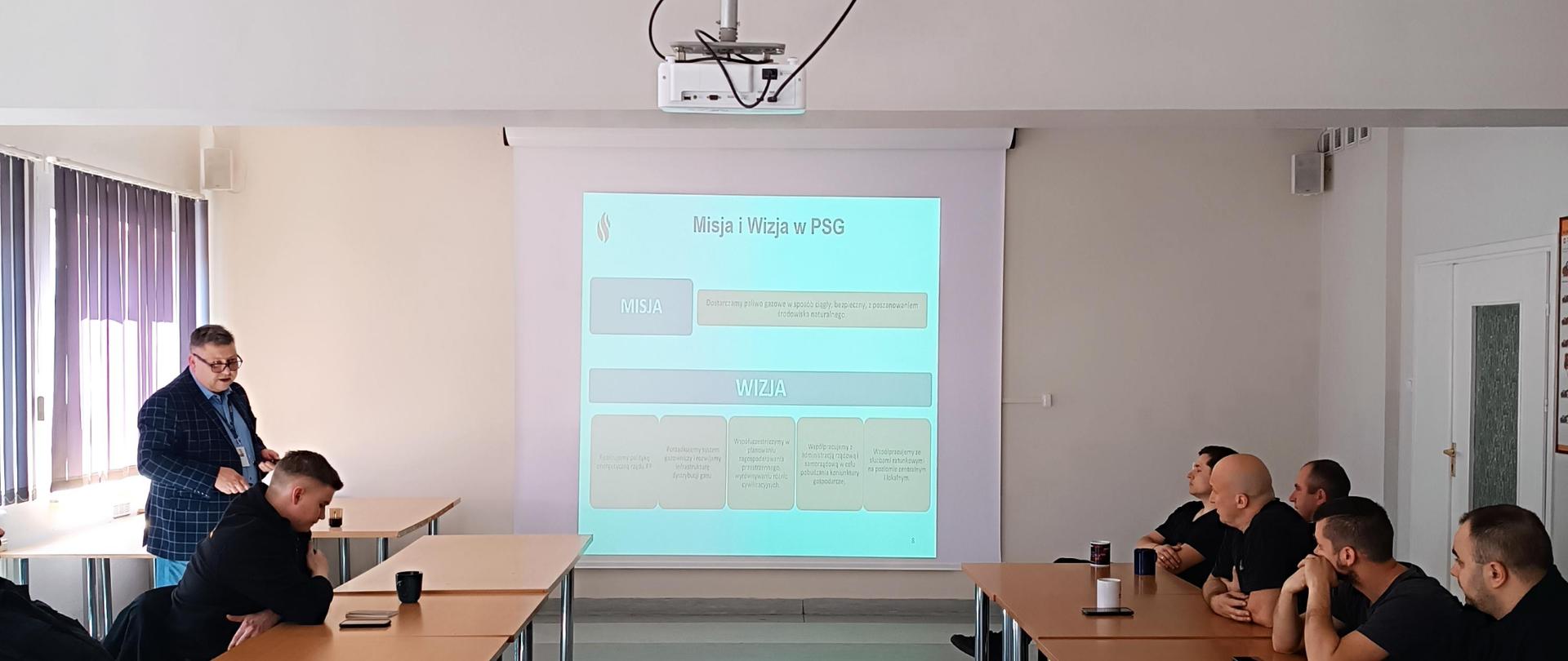 Strażacy podczas doskonalenia zawodowego prowadzonego przez pracowników PSG.