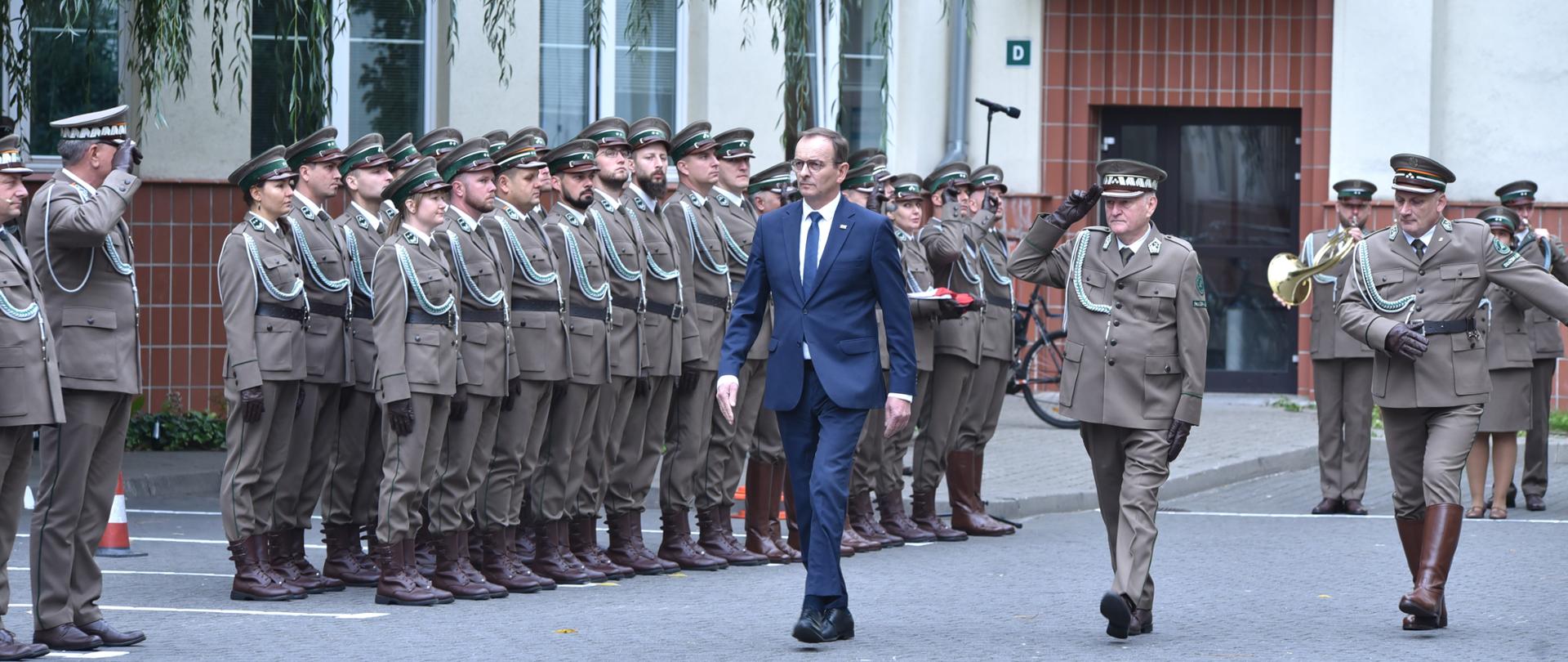 Pełnomocnik Rządu ds. Leśnictwa i Łowiectwa Edward Siarka podczas uroczystego nadania sztandaru Lasom Państwowym.
