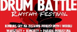 Na czerwonym tle nazwa konkursu i festiwalu białą czcionką, w tle grafika zestawu perkusyjnego oraz postaci grającej na zestawie.
