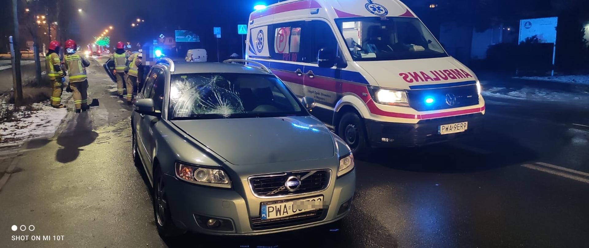 Na zdjęciach widać pojazdy służb ratowniczych oraz samochód biorący udział w zdarzeniu 