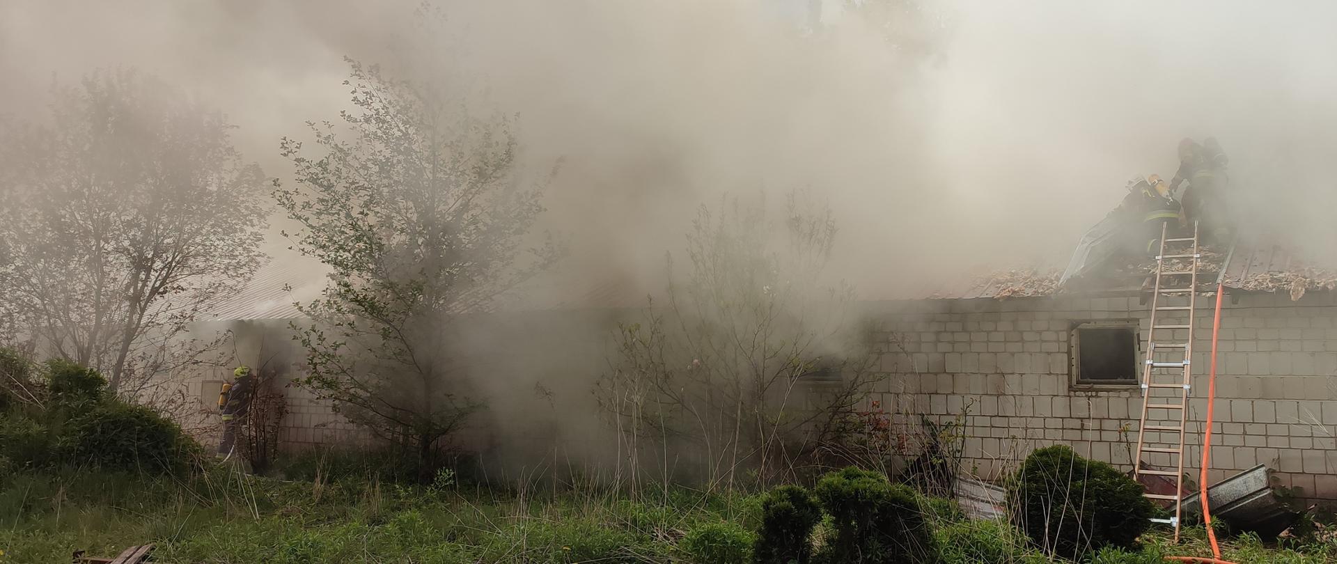 Duży pożar hali produkcyjnej w Klepaczach