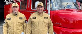 Kapitan Mariusz Wołowski- Dowódca Jednostki Ratowniczo-Gaśniczej i Brygadier Marek Szymanek- Naczelnik Wydziału Operacyjno-Technicznego stoją przy zabytkowym samochodzie ratowniczo-gaśniczym marki mercedes
