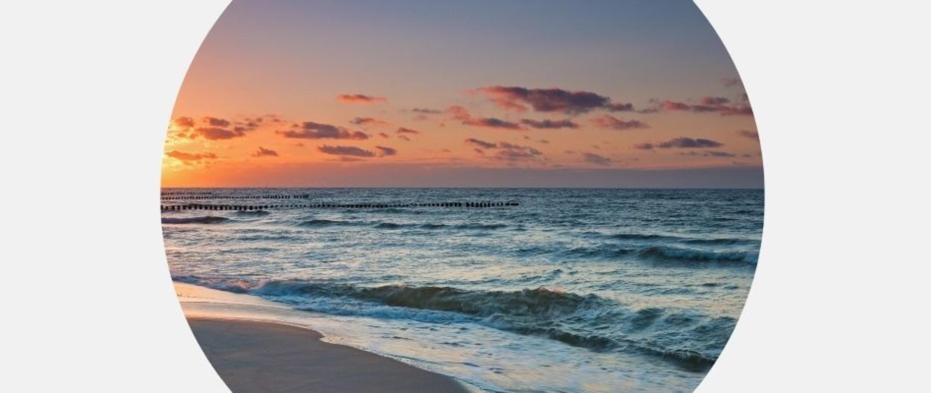 Na zdjęciu widzimy zachód słońca nad morzem