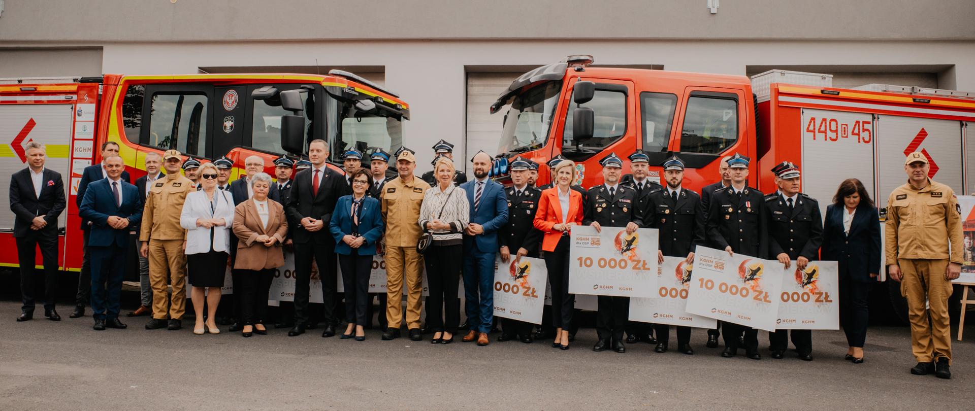 Na zdjęciu uczestnicy uroczystości wręczenia promes 