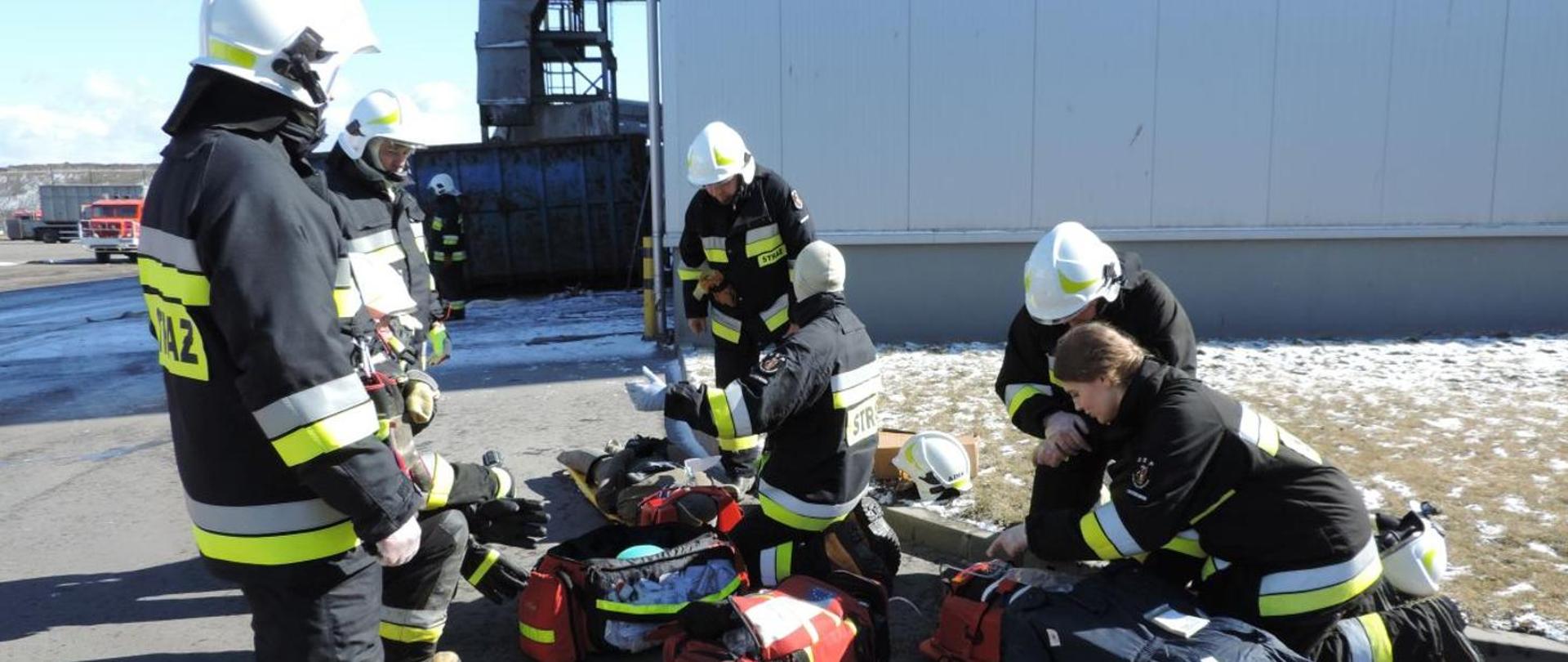Na zdjęciu widać jak druhowie z OSP udzielają pomocy poszkodowanemu. Zdjęcie zrobione podczas ćwiczeń