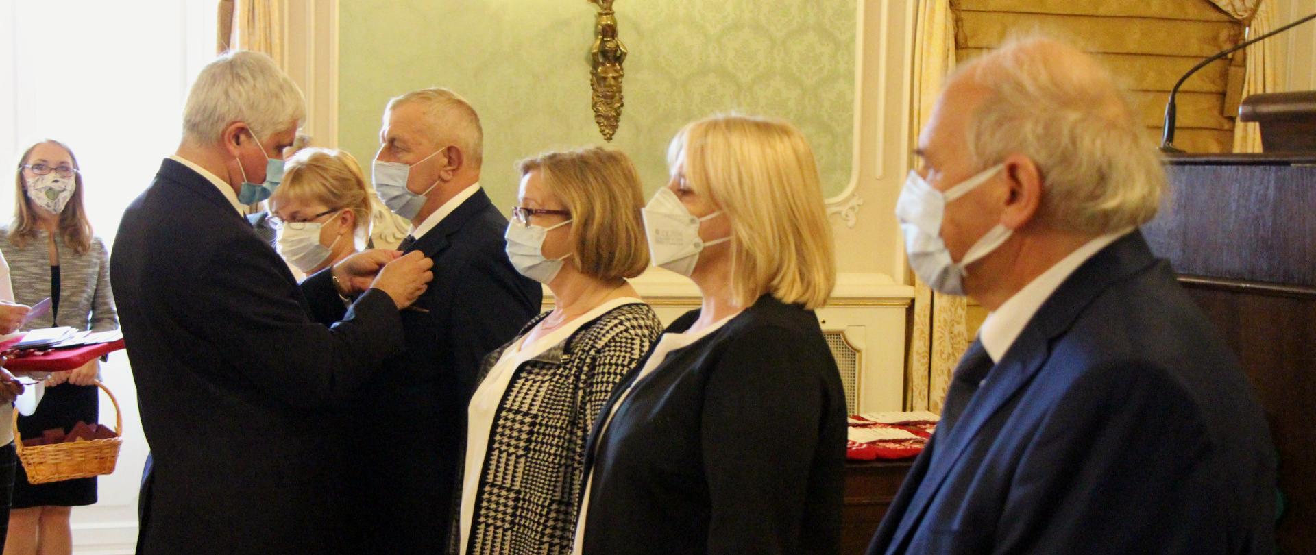 Wojewoda podlaski Bohdan Paszkowski wręcza odznaczenia nauczycielom