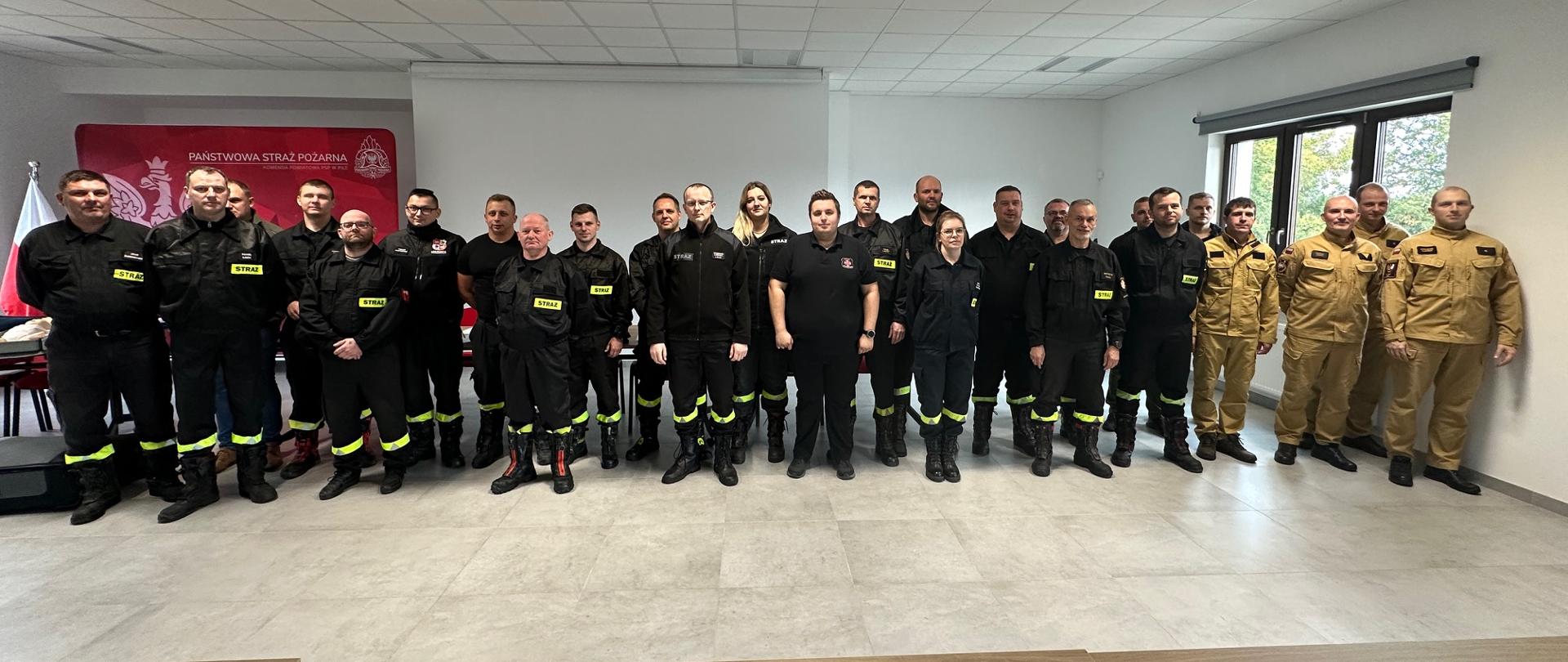 Na zdjęciu widać strażaków w trakcie egzaminu z zakresu KPP. 