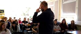 Na zdjęciu młodzież szkolna podczas wykładu prof. Grzegorza Niemyjskiego