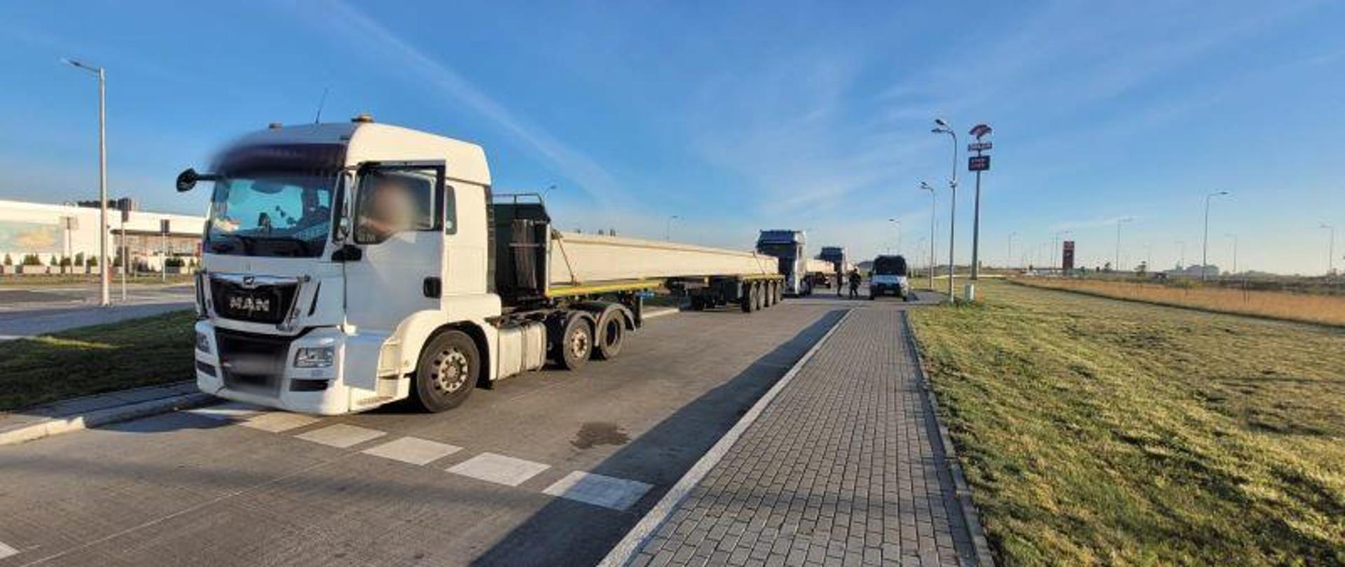 Widok pojazdów zatrzymanych do kontroli