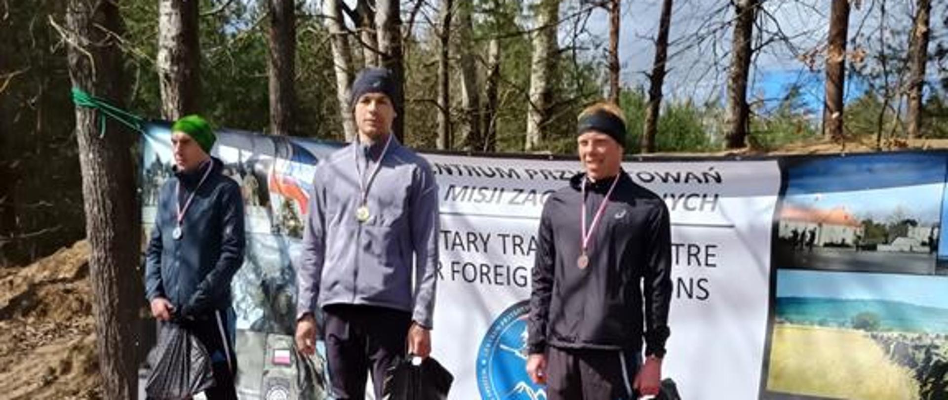 Funkcjonariusz z Komendy Powiatowej Państwowej Straży Pożarnej w Staszowie na podium w biegu Mistrzostw o Puchar Komendanta Centrum Przygotowań do Misji Zagranicznych