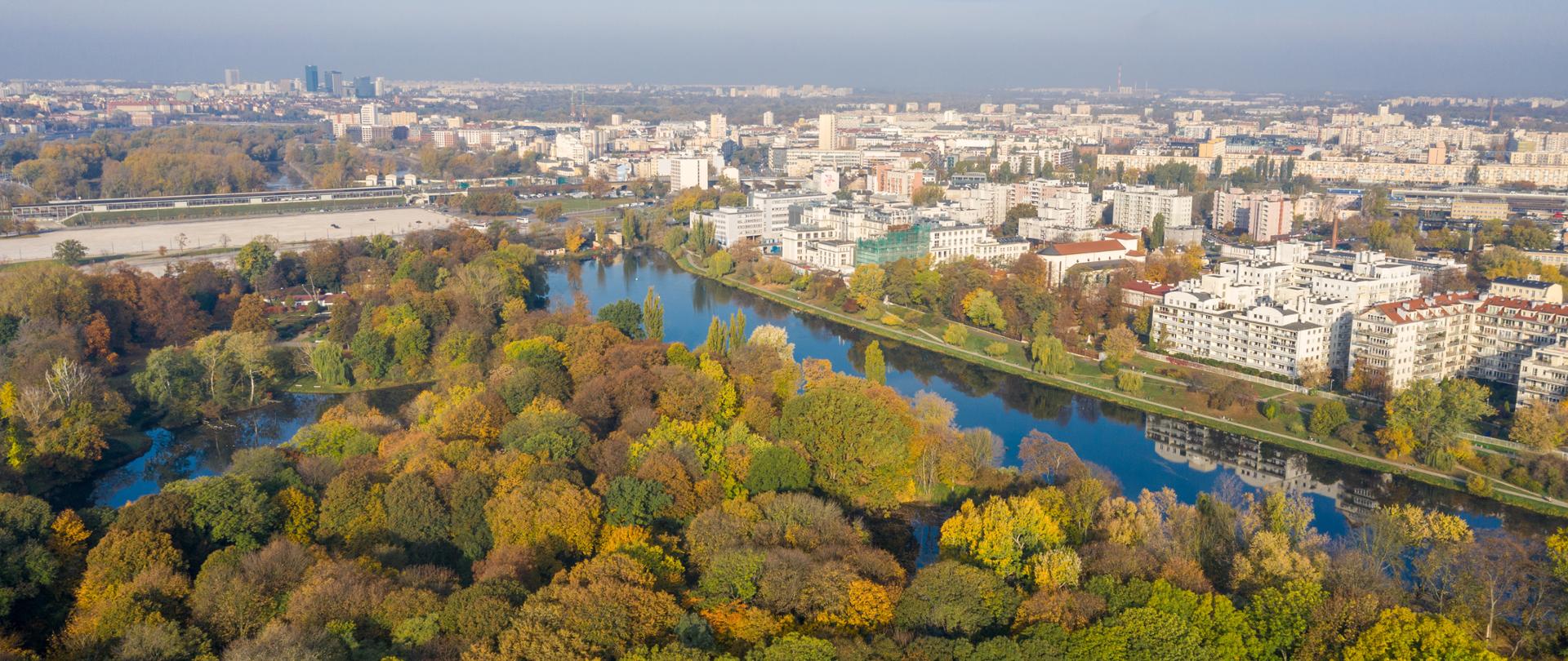 Widok na park skaryszewski i prage północ z drona w Warszawie,