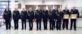 Grupowe zdjęcie awansowanych i nagrodzonych funkcjonariuszy CS PSP (9 osób) w towarzystwie Komendanta CS PSP oraz Zastępcy Komendanta CS PSP