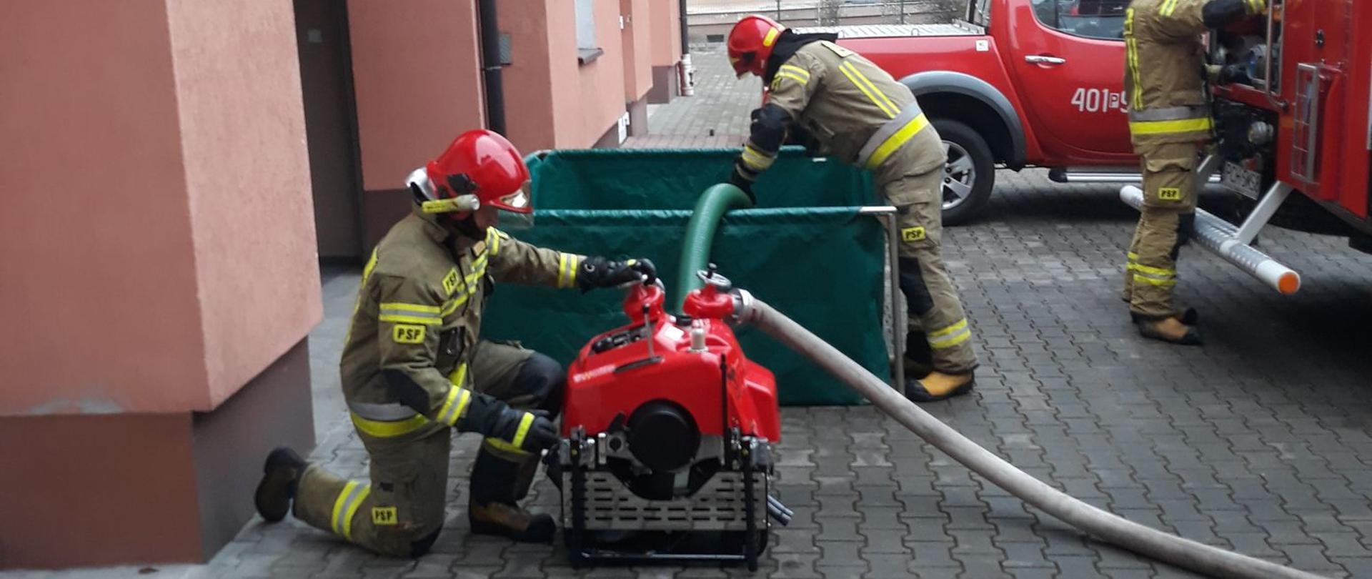 Obsługa motopompy pożarniczej M16/8 TOHATSU przez strażaków. 