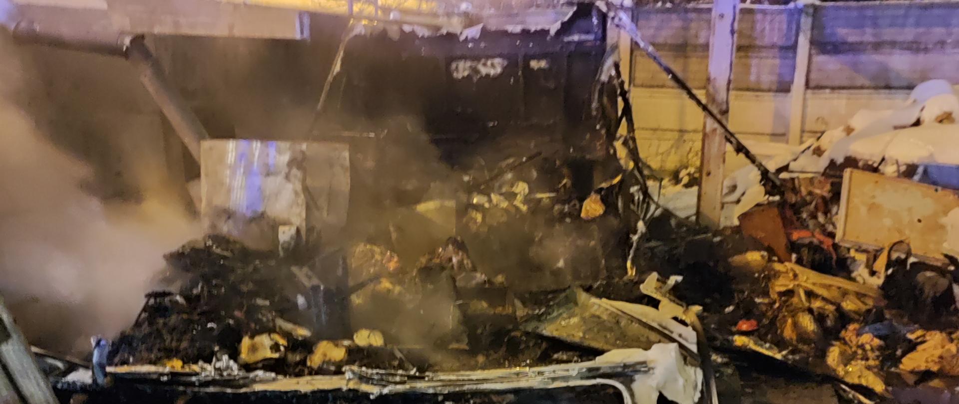 Pogorzelisko powstałe po spalonej przyczepie kempingowej