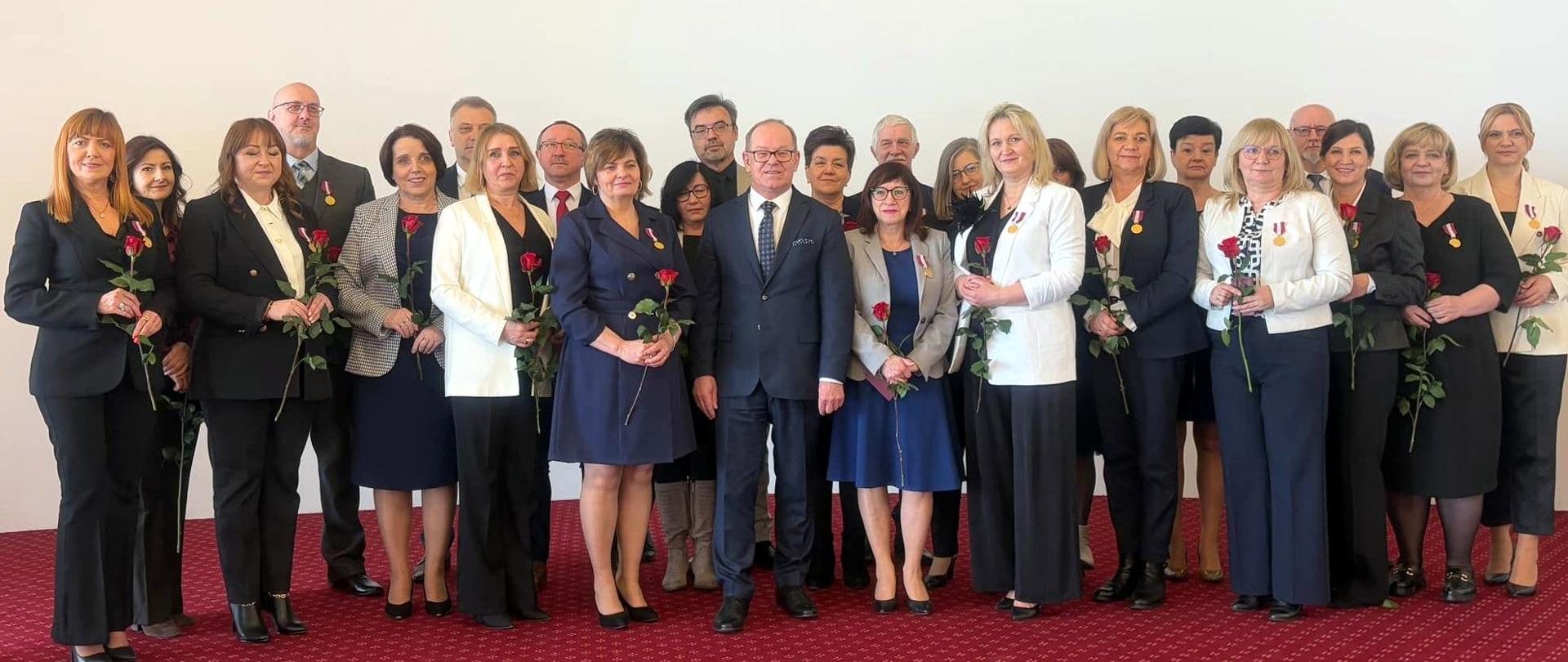 I wicewojewoda podkarpacki Wiesław Buż wraz odznaczonymi przedstawicielami urzędów pracy