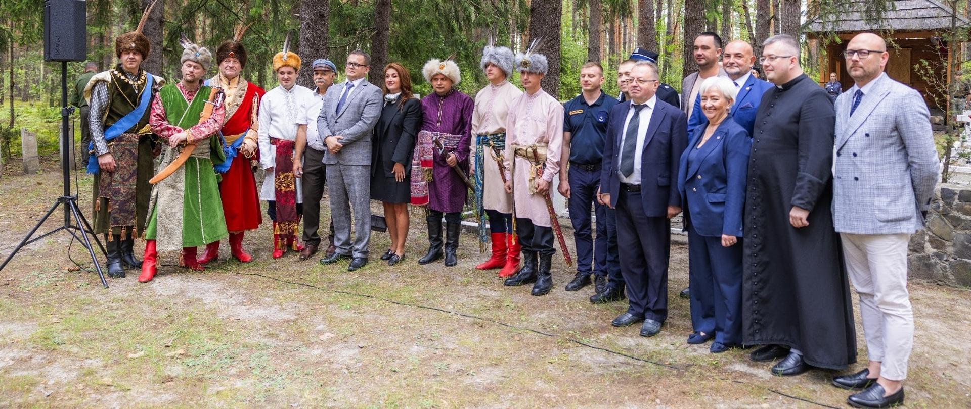 Pamiątkowa fotografia uczestników uroczystości 