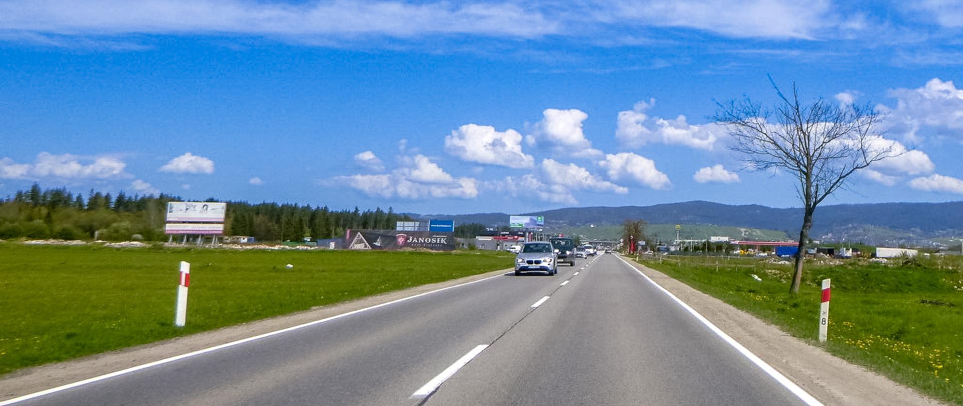 DK47 Nowy Targ - Szaflary, w tle góry, stacja benzynowa, wzdłuż drogi teren porośnięty trawą