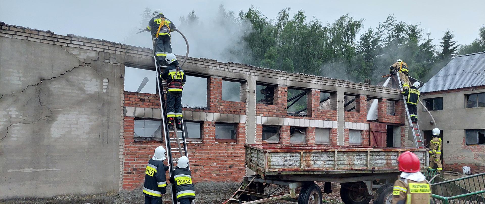 Pożar stodoły Grodziczno strażacy gaszą pożar