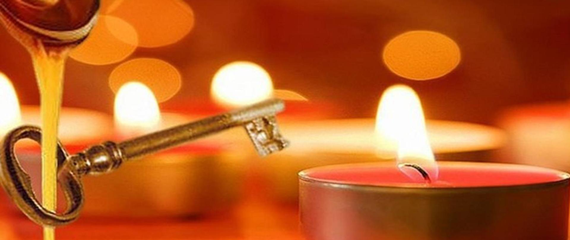 zdjęcie na czerwonym tle przedstawiające z lewej strony lejący się wosk przez dziurkę od klucza, z prawej strony płonącą świecę, w tle płomyki świec