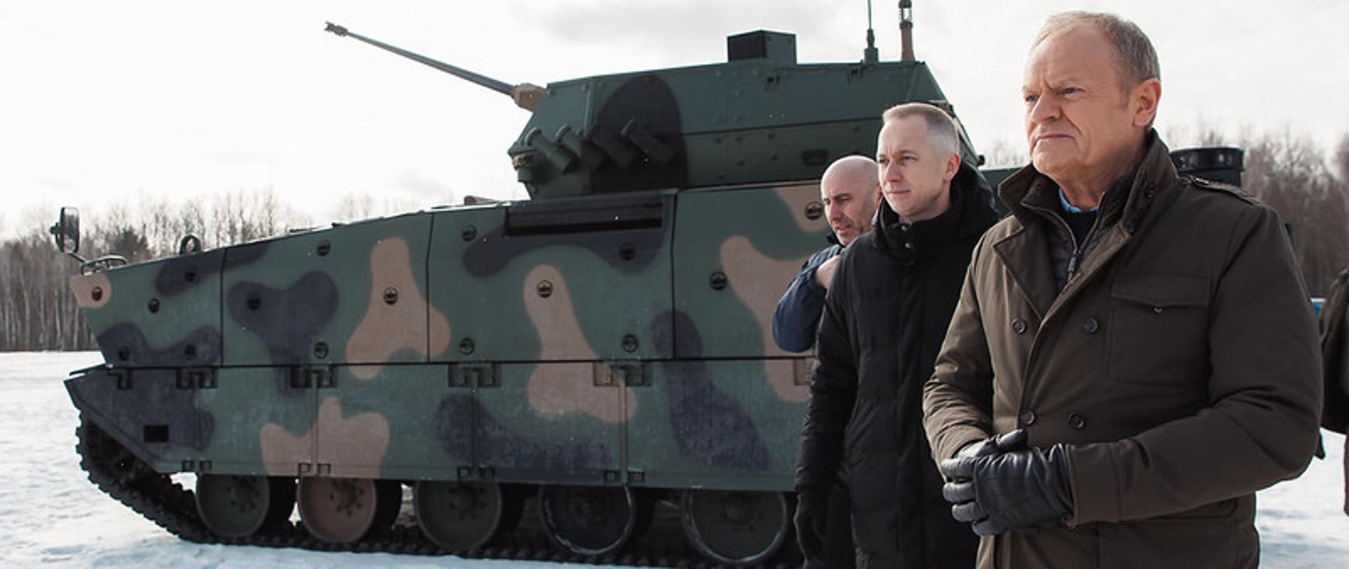 Premier Donald Tusk na poligonie w Zielonce