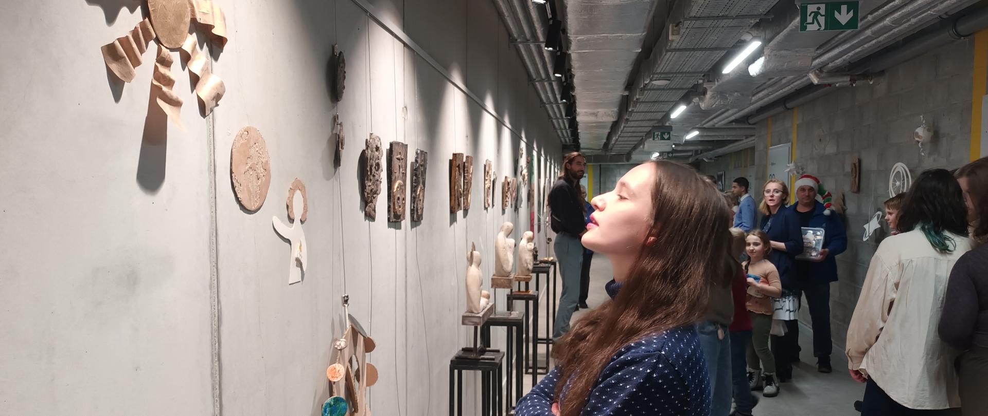 Na zdjęciu uczennice i uczniowie PLSP im. A. Kenara we wnętrzu budynku Obserwatorium Astronomicznego w Niepołomicach