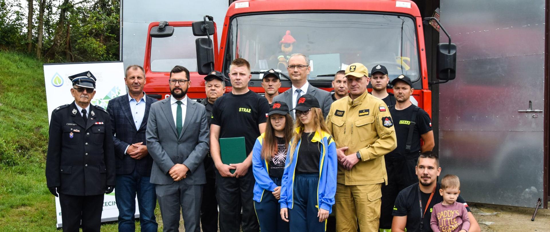Zdjęcie grupowe uczestników konferencji na tle strażnicy OSP Wierzchowo.
