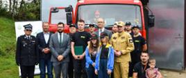 Zdjęcie grupowe uczestników konferencji na tle strażnicy OSP Wierzchowo.