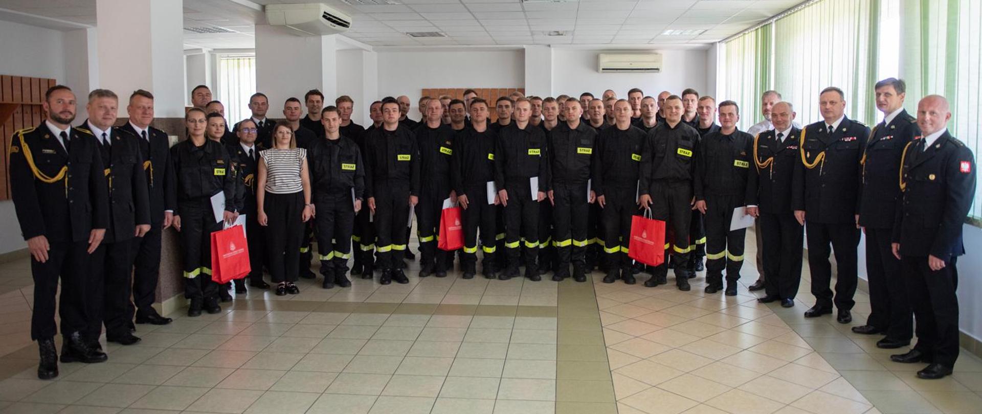 uczestnicy zakończenia kursu pozują do zdjęcia na schodach do budynku komendy powiatowej PSP w Sieradzu